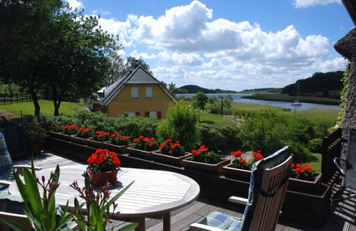 Seedorf Apartment | Ferienappartement Having - Holiday apartments under a thatched roof with lake view