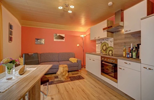 Lam Apartment | Feriendomizil mit Balkon. Perfekte Ausgangslage für Wanderungen.
