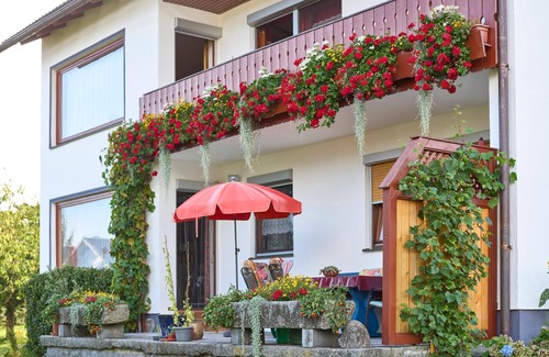 Lindberg Apartment | Feriendomizil mit großem Garten, Liegewiese und Parkplatz