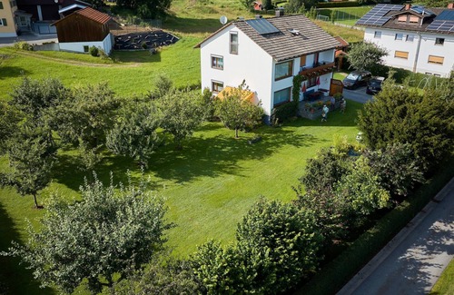 Lindberg Apartment | Feriendomizil mit großem Garten, Liegewiese und Parkplatz