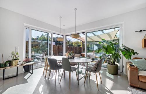 Buchholz in der Nordheide House | Ferienhaus 'Architektenhaus' mit privatem Pool, WLAN und Klimaanlage