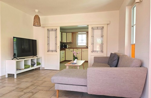 Graal House | Ferienhaus Fh26 - Großes Ferienhaus mit 3 Schlafzimmern und Rosengarten