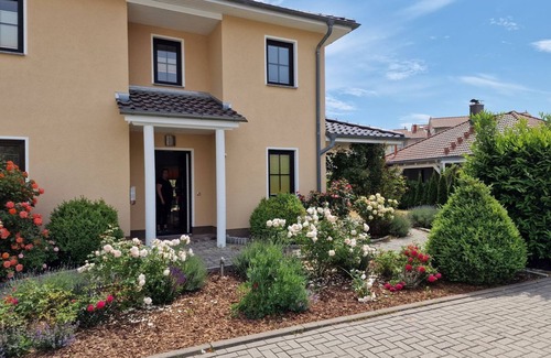 Graal House | Ferienhaus Fh26 - Großes Ferienhaus mit 3 Schlafzimmern und Rosengarten