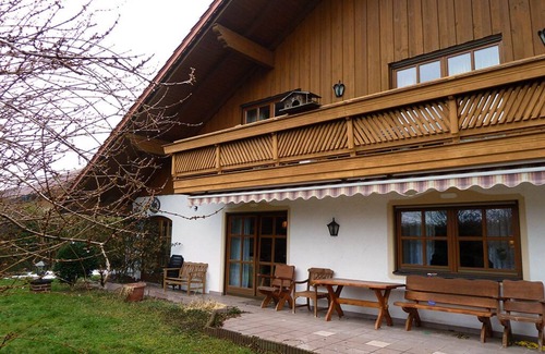 Bad Birnbach Apartment | Ferienhaus mit gemütlicher Ausstattung, Wintergarten und Garten