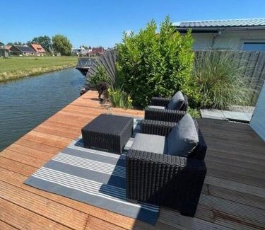 Onderdijk Apartment | Ferienhaus Tami direkt am Wasser mit eigenem Bootsanlegesteiger