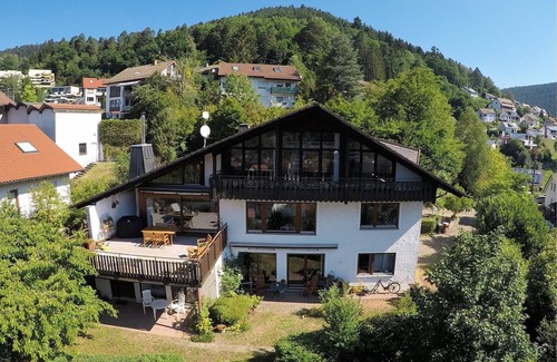 Alpirsbach Apartment | Ferienwohnung 57 qm, Wohnzimmer mit integrierter Küche, Badezimmer mit Dusche und WC