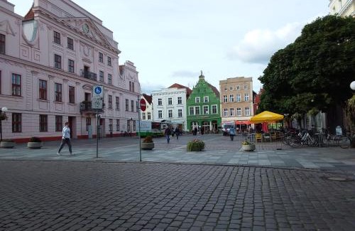 Guestrow Apartment | Ferienwohnung am Markt - ein Zuhause mit Aussicht