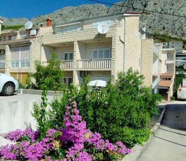Omis Apartment | Ferienwohnung am Sandstrand