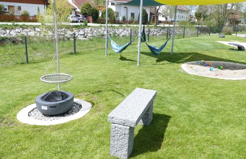 Oberhausen Apartment | Ferienwohnung an der Ach mit Großer Terrasse und Garten