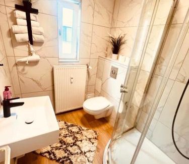 Homburg Apartment | Ferienwohnung an der Uniklinik mit eigener Küche und renoviertem Badezimmer