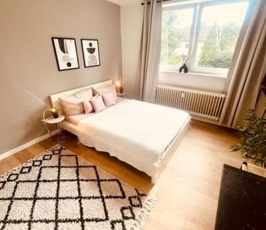 Homburg Apartment | Ferienwohnung an der Uniklinik mit eigener Küche und renoviertem Badezimmer