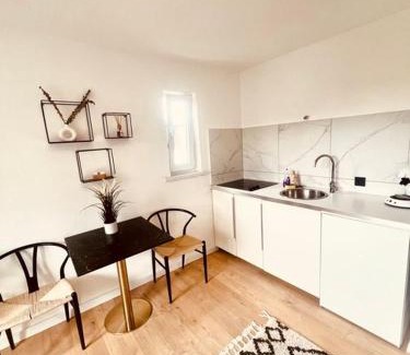 Homburg Apartment | Ferienwohnung an der Uniklinik mit eigener Küche und renoviertem Badezimmer