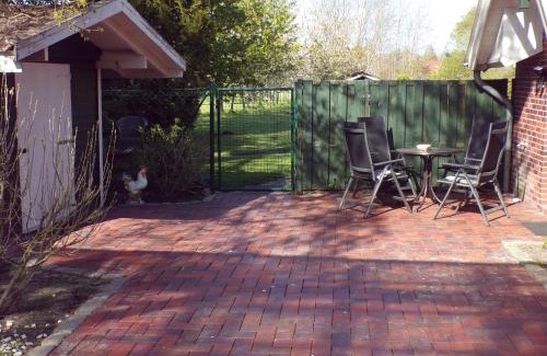 Sandhorst Apartment | Ferienwohnung Aurich Sandhorst EG mit Terrasse und kleinem Garten