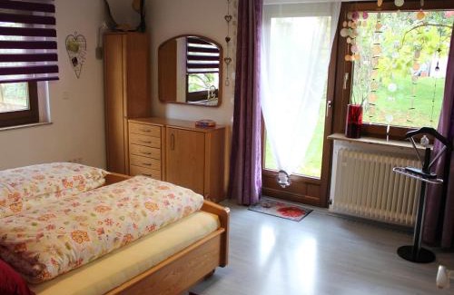 Grunbach Apartment | Ferienwohnung Bienenherz
