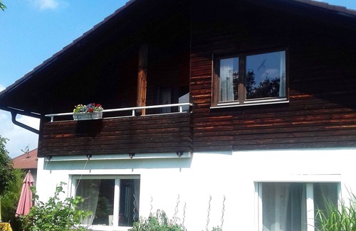 Frasdorf Apartment | Ferienwohnung bis 3 Personen, 45qm, Dachgeschoss, 1 Einzel-Schlafzimmer, Wohn/Schlafraum, Küche, Süd-Loggia