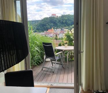 Riedenburg Apartment | Ferienwohnung Burgenblick mit Blick auf Riedenburg