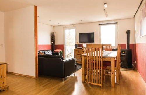 Wachwitz Apartment | Ferienwohnung Casa Casimir mit Elbblick, Balkon und großen Garten