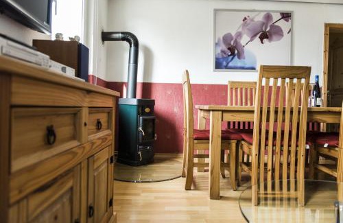 Wachwitz Apartment | Ferienwohnung Casa Casimir mit Elbblick, Balkon und großen Garten