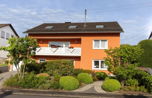 Herzhausen Apartment | Ferienwohnung Dachgeschoss mit Zwei Schlafzimmern