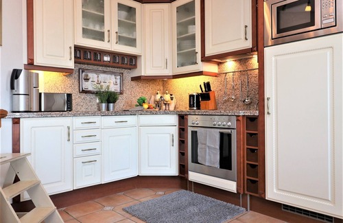Ostseebad Wustrow Apartment | Ferienwohnung Unter Reet mit Balkon und Ostseeblick