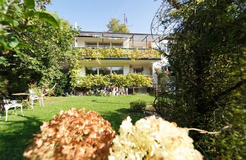 Bad Urach Apartment | Ferienwohnung im Haus Lotus mit großem Balkon und Garten