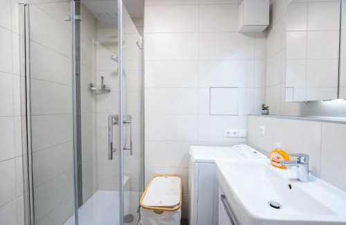 Gera Apartment | Ferienwohnung in Gera Lisa, Sehr ruhige Lage, Blick ins Grüne, Hochwertig renoviert, WLAN und Parkplatz GRATIS