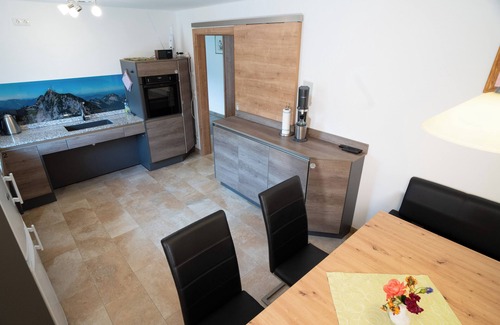 Bad Feilnbach Apartment | Ferienwohnung Jeni, 65qm mit Balkon und Bergblick