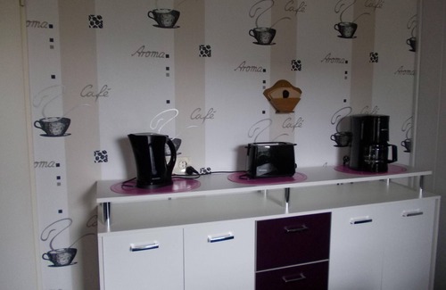 Nenndorf Apartment | Ferienwohnung Leuchtturm Rosina Kinderspieloase, Balkon mit Strandkorb, Garten, WLAN,