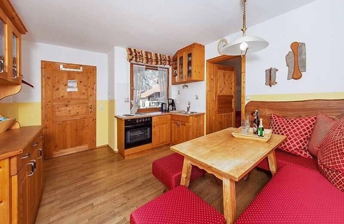 Groissenbach Apartment | Ferienwohnung Loferau 4 - 47 m² für 2-3 Personen, 1 Schlafzimmer, Wohnküche mit Sitzgruppe und Süd-Balkon