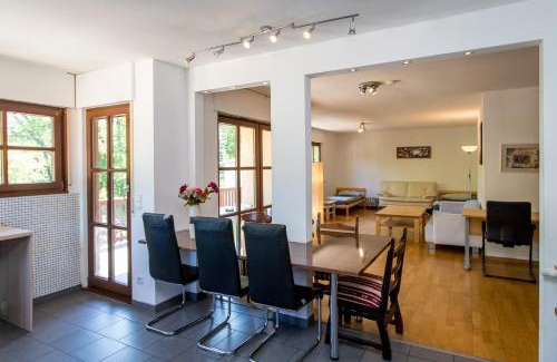 Leutzsch Apartment | Ferienwohnung mit 123qm für 8 Personen mit sehr großem Garten, einfache Innen-Ausstattung
