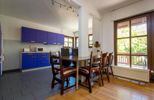 Leutzsch Apartment | Ferienwohnung mit 123qm für 8 Personen mit sehr großem Garten, einfache Innen-Ausstattung
