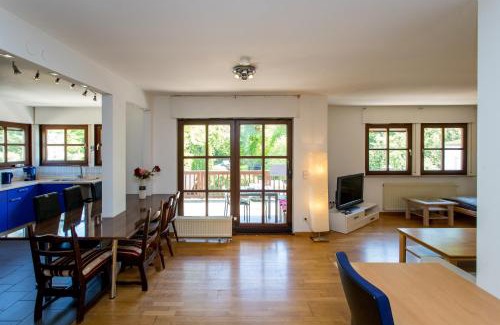 Leutzsch Apartment | Ferienwohnung mit 123qm für 8 Personen mit sehr großem Garten, einfache Innen-Ausstattung
