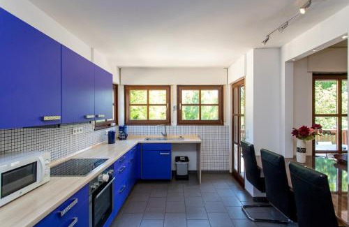 Leutzsch Apartment | Ferienwohnung mit 123qm für 8 Personen mit sehr großem Garten, einfache Innen-Ausstattung