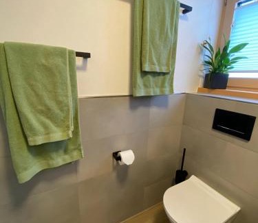 Oy Apartment | Ferienwohnung mit eigenem Garten und Bergblick