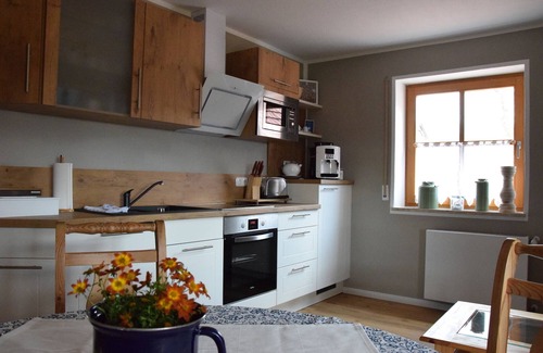 Stockheim Apartment | Ferienwohnung mit sonnigem Balkon & Seeblick