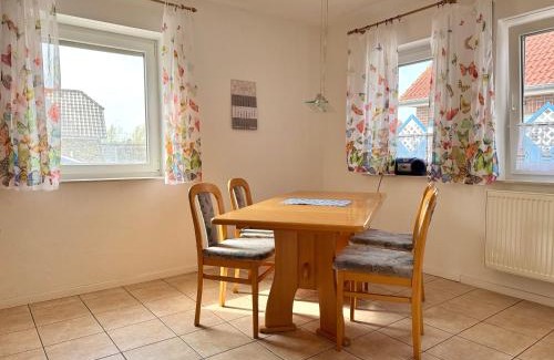 Esens Apartment | Ferienwohnung Muschel 1 mit Terrasse und Garten, Bensersiel