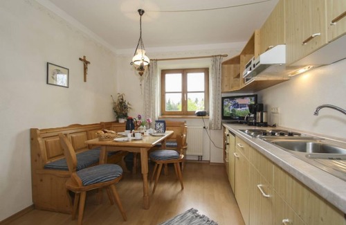 Kirchanschoring Apartment | Ferienwohnung Regina, 55 qm, 2 Schlafzimmer, 2 Duschen, 4 Betten und Kinderbetten, Nichtraucher