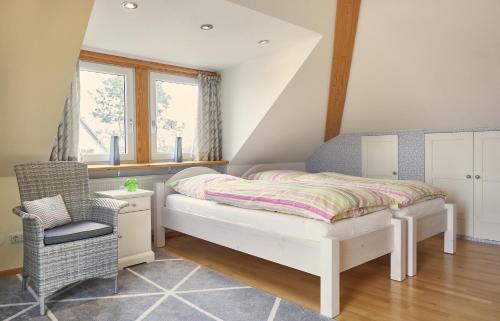 Altenwalde Apartment | Ferienwohnung Raffael 100 qm, 2 große Betten im Wohnzimmer
