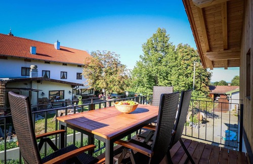 Bad Aibling Apartment | Ferienwohnung Rapunzel OG mit Balkon und 2 Schlafzimmer