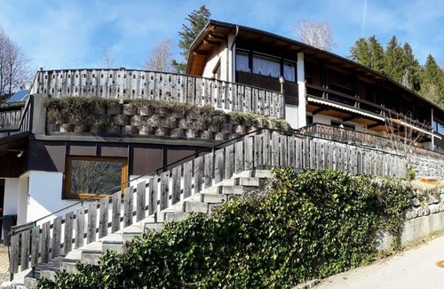 Bergen House | Ferienwohnung Sonnenhäusl 54 qm für 2 Personen im Obergeschoß mit Wohnzimmer, Schlafzimmer, Garage