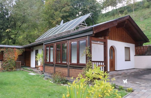 Bergen House | Ferienwohnung Sonnenhäusl 54 qm für 2 Personen im Obergeschoß mit Wohnzimmer, Schlafzimmer, Garage