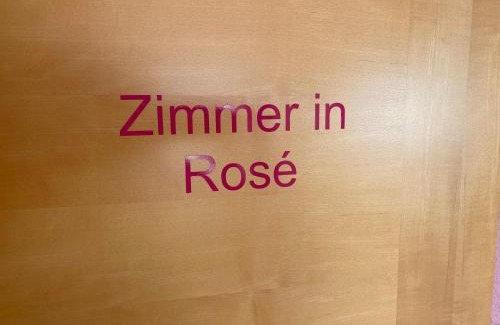 Wilhelmsdorf Apartment | Ferienzimmer Oelhaf Zimmer in Rosé Self Check-In mit Key-Tresore