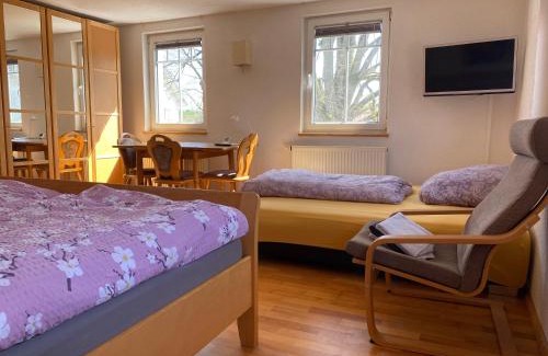 Wilhelmsdorf House | Ferienzimmer Oelhaf Zimmer in Weiss Self Check-In mit Key-Tresore