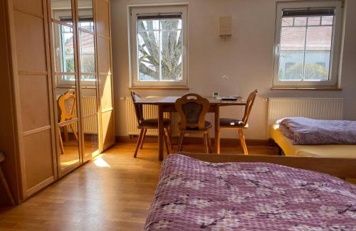 Wilhelmsdorf House | Ferienzimmer Oelhaf Zimmer in Weiss Self Check-In mit Key-Tresore