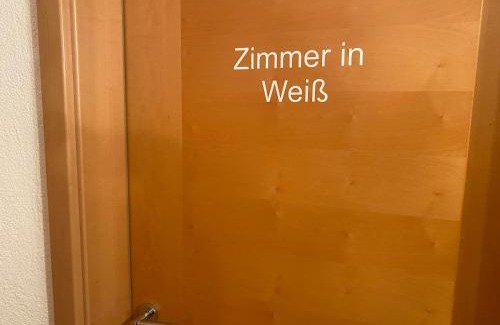 Wilhelmsdorf House | Ferienzimmer Oelhaf Zimmer in Weiss Self Check-In mit Key-Tresore