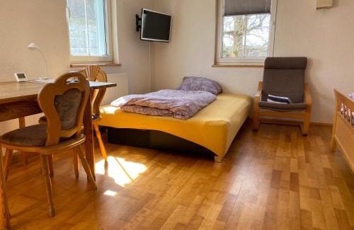 Wilhelmsdorf House | Ferienzimmer Oelhaf Zimmer in Weiss Self Check-In mit Key-Tresore