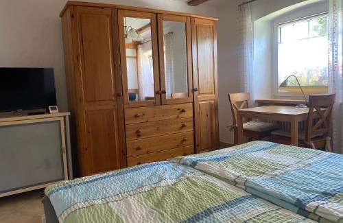 Wilhelmsdorf House | Ferienzimmer Oelhaf Zimmer in Grau Self Check-In mit Key Tresore