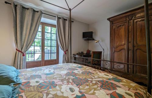 Saint-Romain-Lachalm Bed & Breakfast | Ferme de charme avec piscine et tennis privés - FR-1-582-496