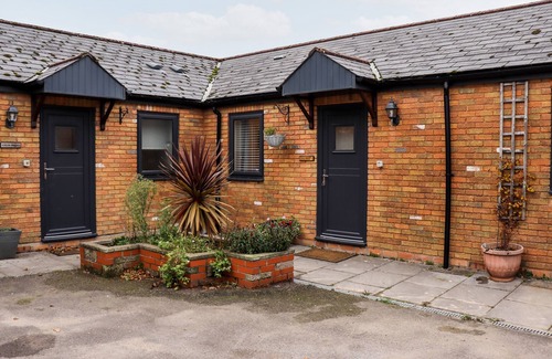 Nantgarw Cottage | FERN COTTAGE, family friendly, with a garden in St Brides-Super-Ely