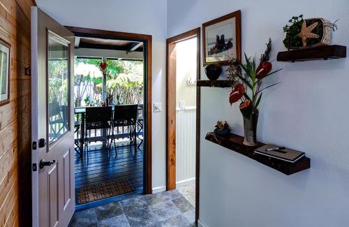 Mountain View Apartment | Fern Cottage Island Escape with Rainforest View!
